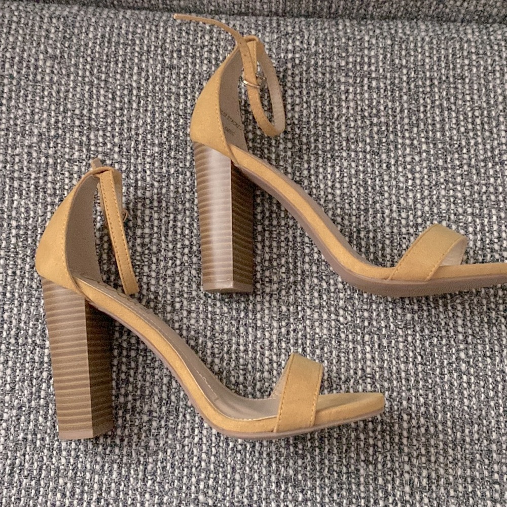 Women’s Size 6.5 Mustard Heels